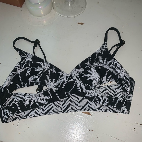 Billabong Other - Billabong reversible bikini top/never worn